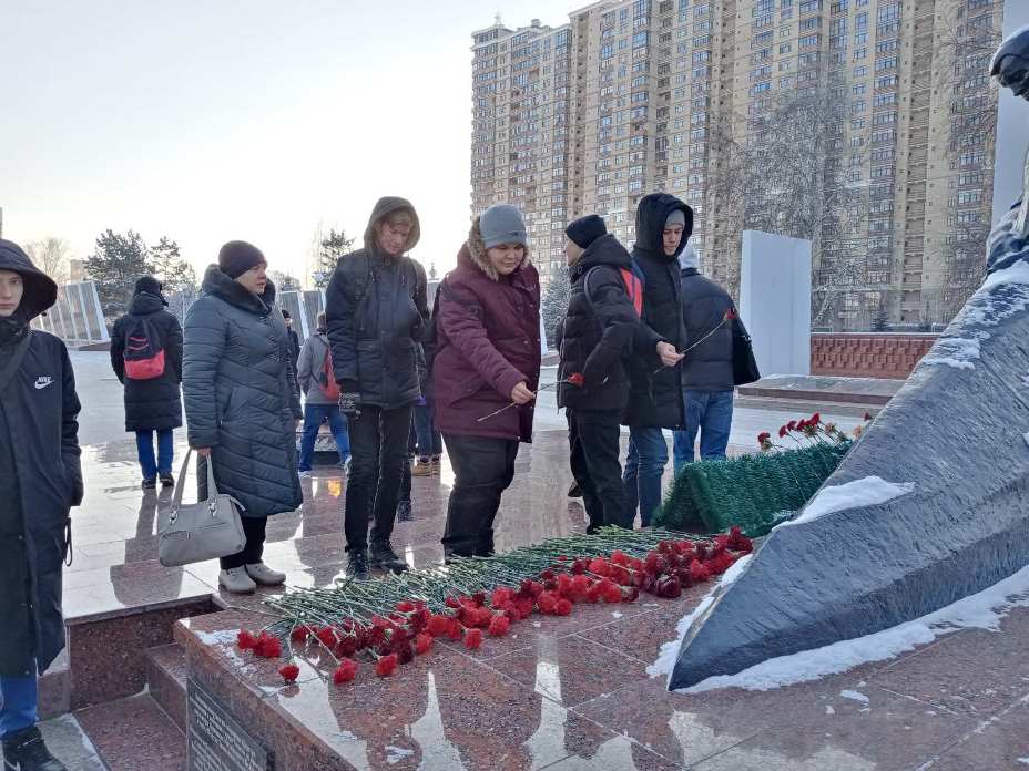Возложение цветов на площади Памяти